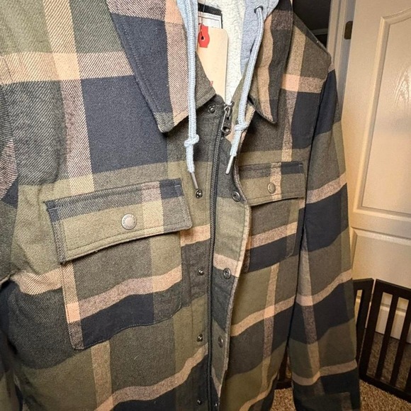 Levi's green and khaki plaid shacket with hoodie - Picture 6 of 8